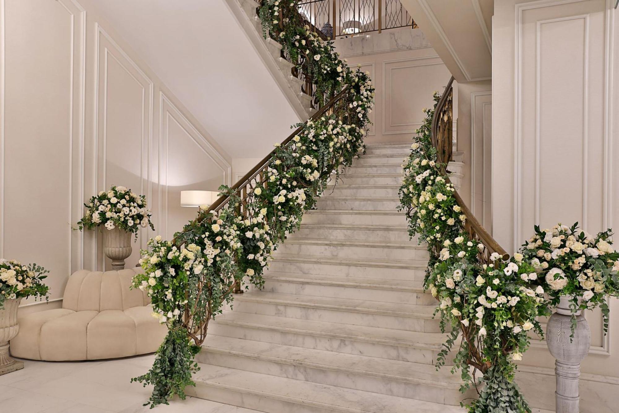 The Ritz-Carlton, Amman Hotel Kültér fotó The staircase of the hotel