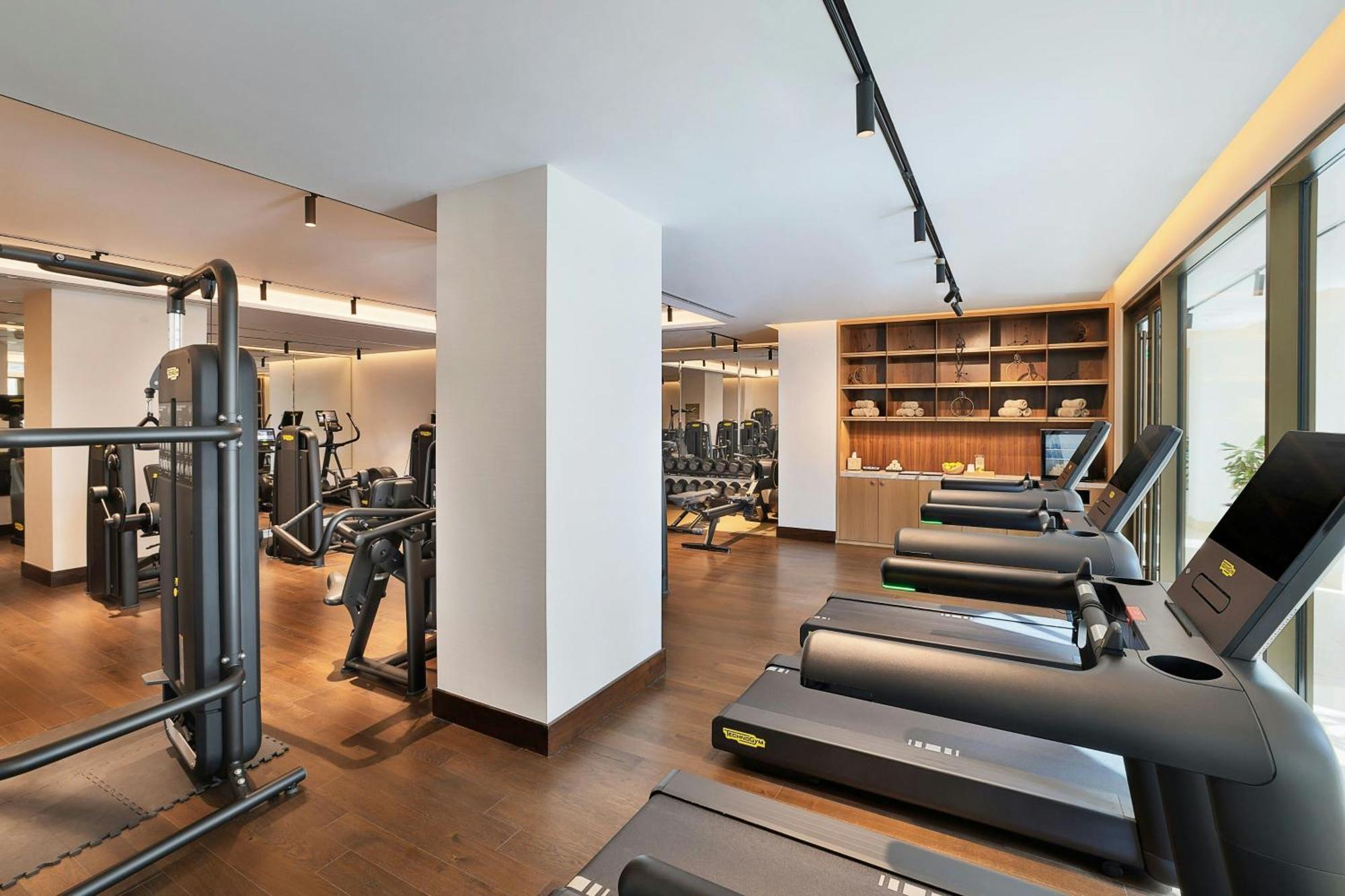 The Ritz-Carlton, Amman Hotel Kültér fotó The gym at the hotel