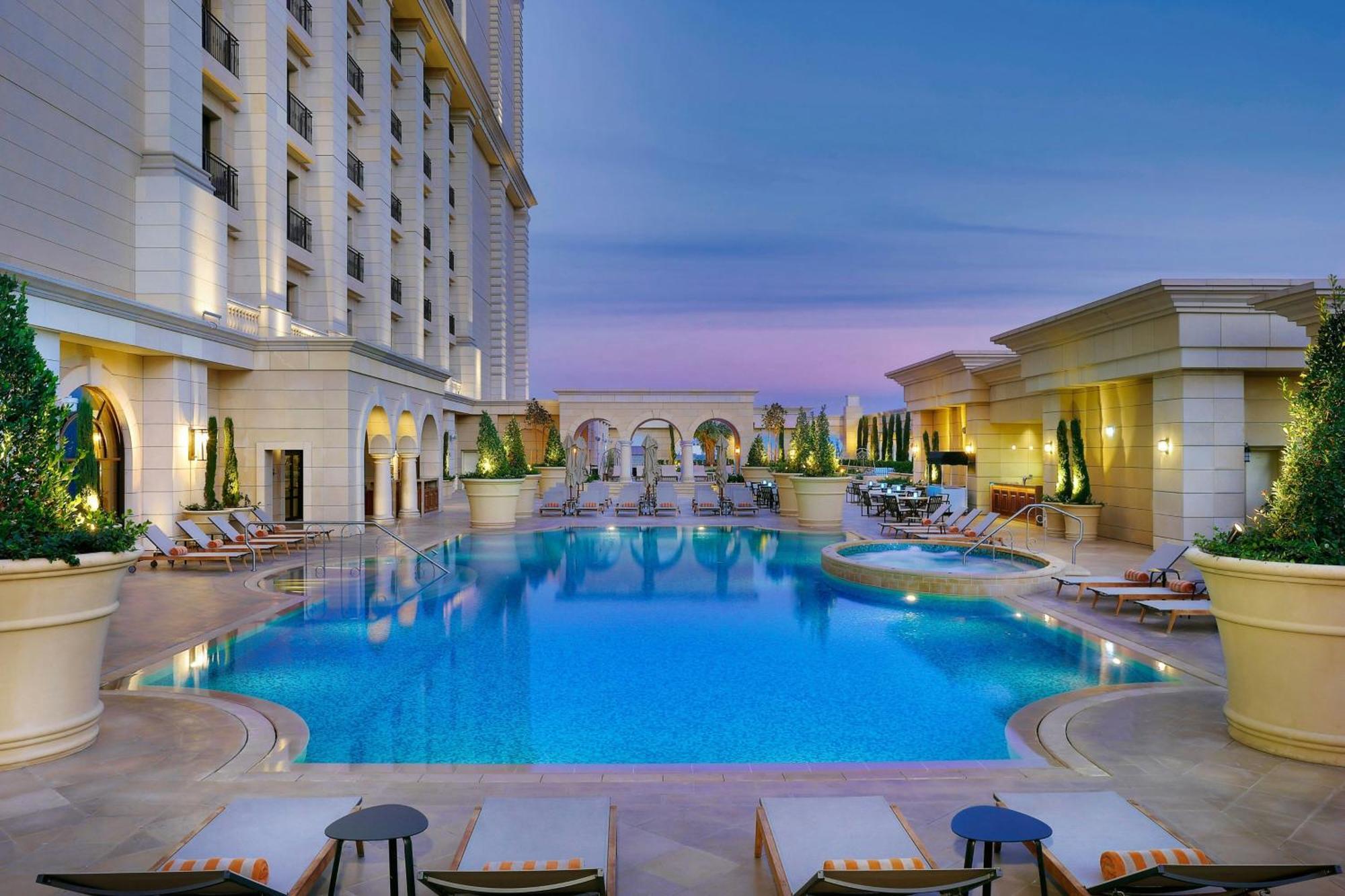 The Ritz-Carlton, Amman Hotel Kültér fotó The swimming pool at the hotel