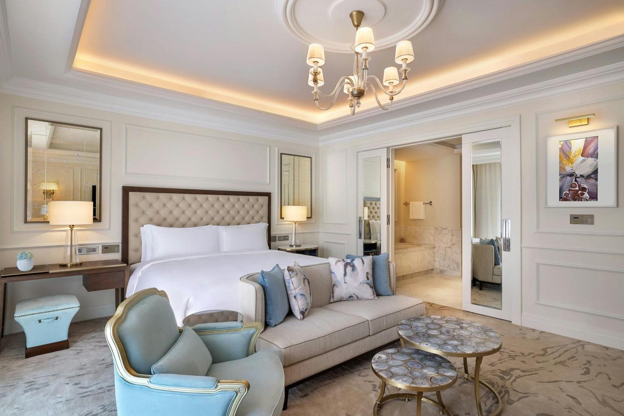The Ritz-Carlton, Amman Hotel Kültér fotó A bedroom at the hotel