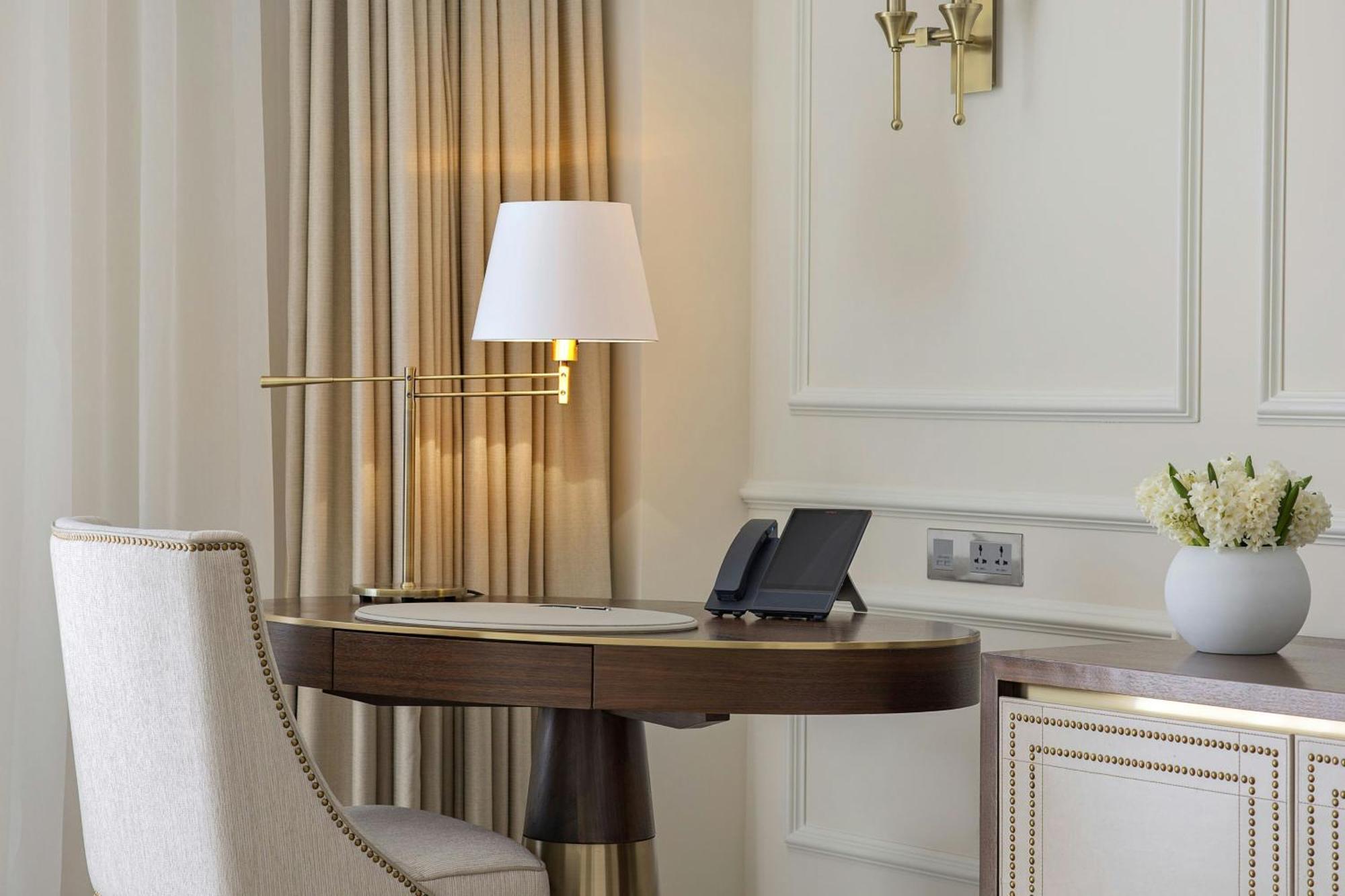 The Ritz-Carlton, Amman Hotel Kültér fotó A table lamp