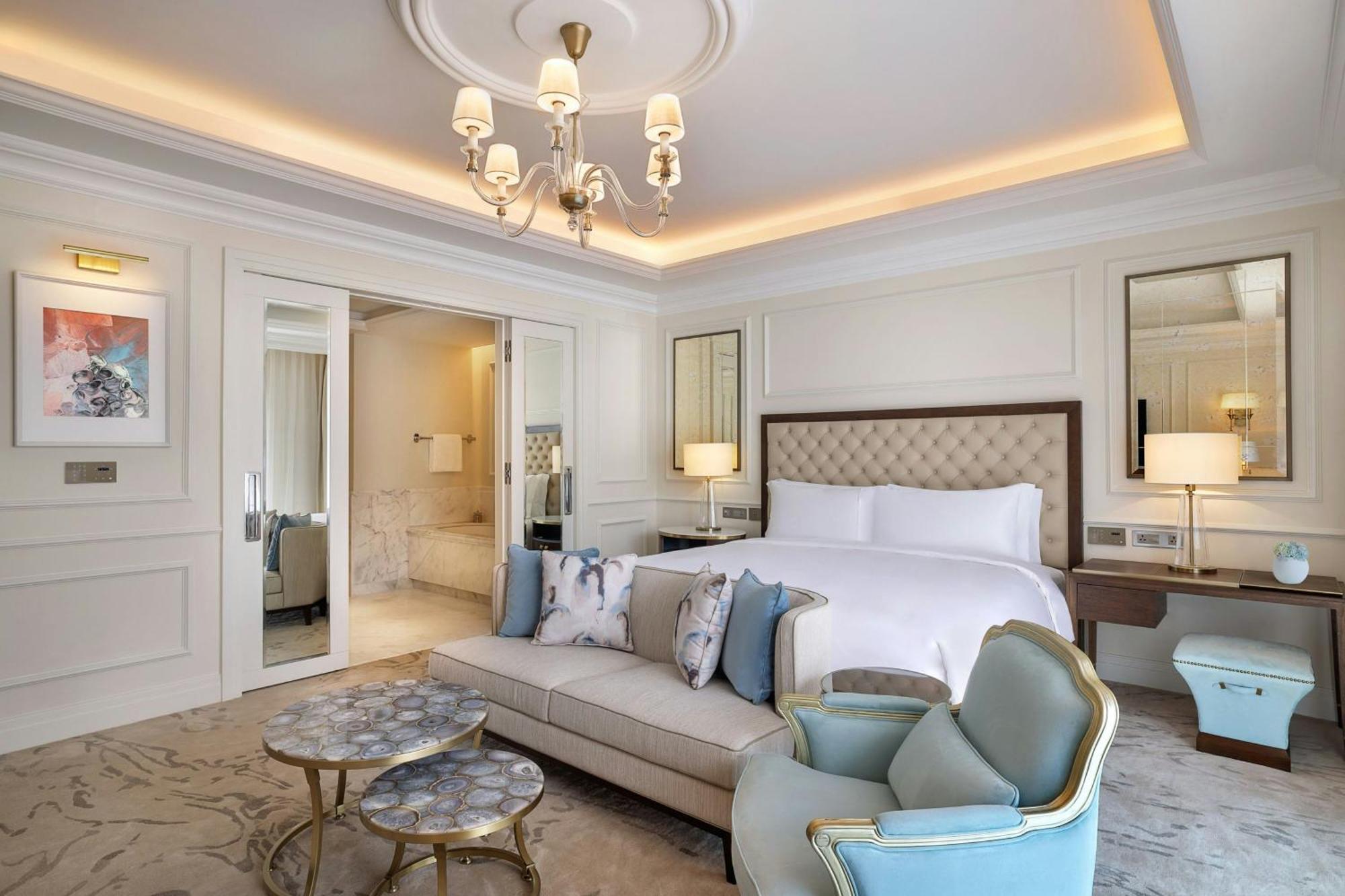 The Ritz-Carlton, Amman Hotel Kültér fotó A bedroom at the hotel