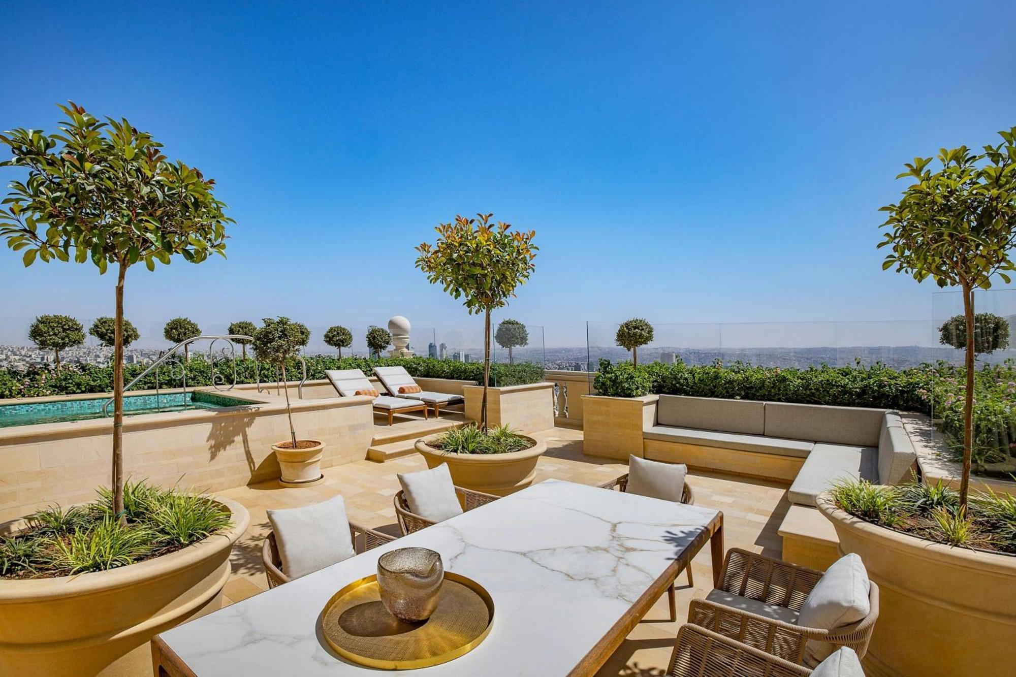 The Ritz-Carlton, Amman Hotel Kültér fotó The rooftop pool at the Four Seasons Hotel
