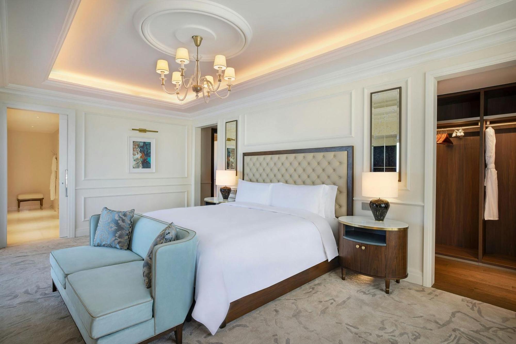 The Ritz-Carlton, Amman Hotel Kültér fotó A bedroom at the hotel