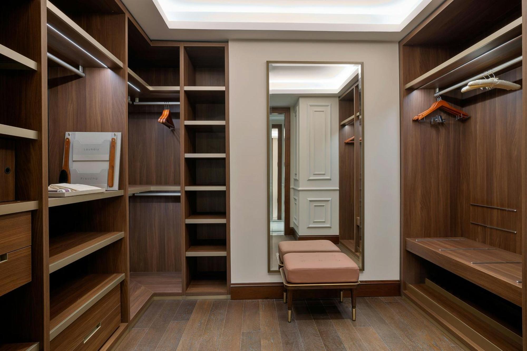 The Ritz-Carlton, Amman Hotel Kültér fotó A walk-in closet