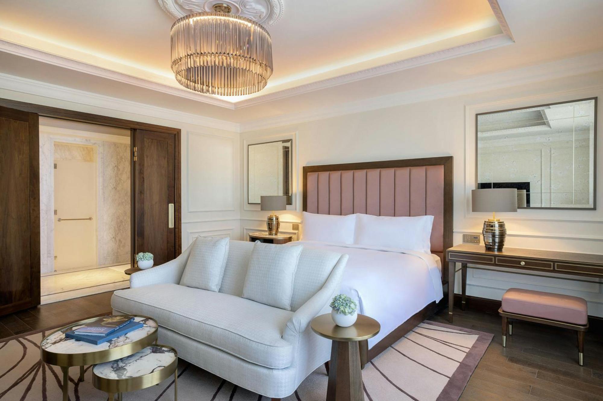 The Ritz-Carlton, Amman Hotel Kültér fotó A bedroom at the hotel
