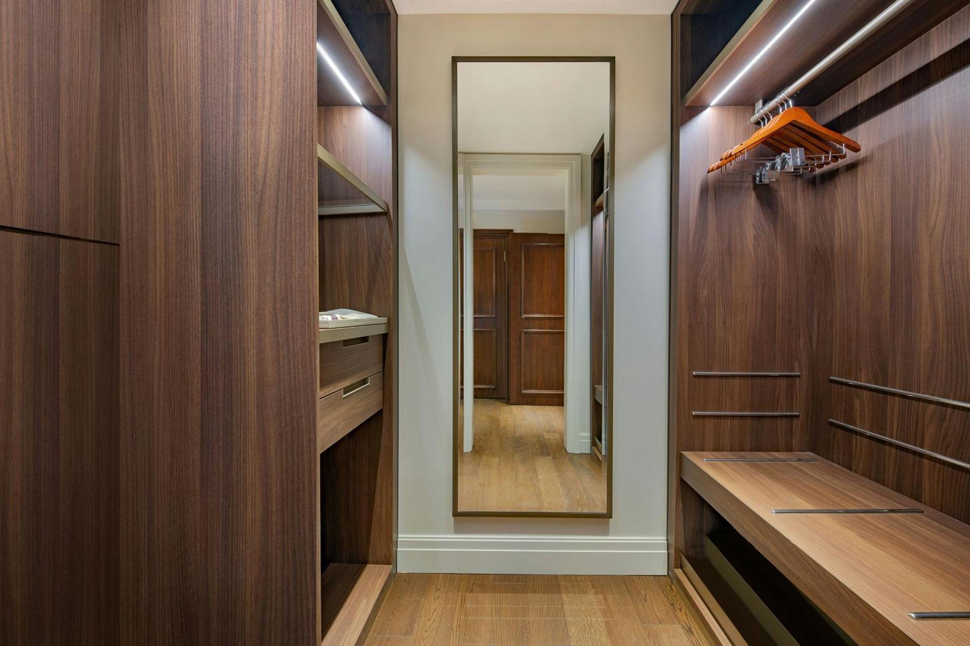 The Ritz-Carlton, Amman Hotel Kültér fotó A walk-in closet